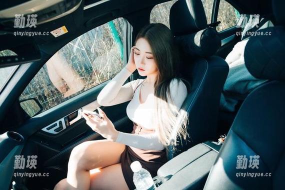 Bomi(普美)的写真，LOOZY就像一场不讲道理的视觉表演。