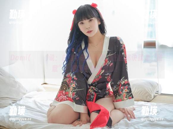 Dami(퀸다미)说：白衬衫轻松搭配美图的秘诀就是“随意”！更新中快来瞧瞧！