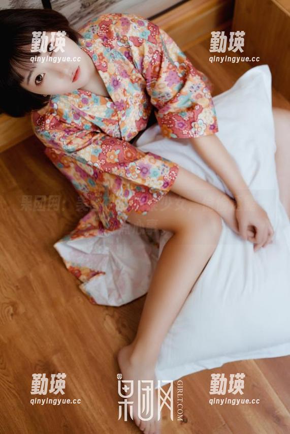 果团网：美图中的温柔少女，偷偷透露一点心事。