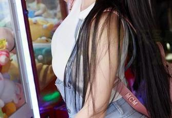 MiiTao蜜桃社 – 伊素妍的夏天写真更新，不知道她的衣服是怎么选的，太有个性了