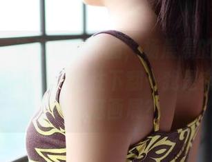 ROSI – 这组最新作品，杨晨晨的自拍居然让我忍不住一直往下翻…我是在看脸还是在逛画展？