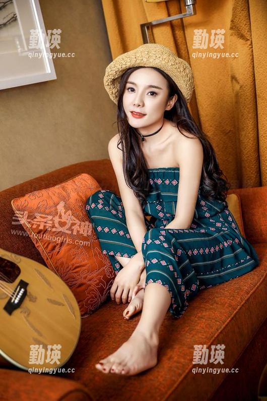 TouTiao头条女神 - 如果我把这张周思超的短裙图片挂在墙上，你会下载吗？