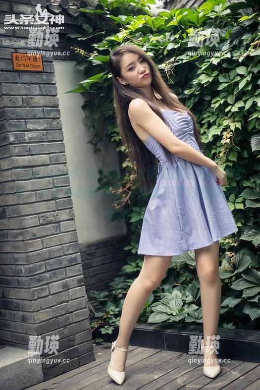 TouTiao头条女神 - 大悦悦的白衬衫新图集——这小聪明绝了，感觉在家对着镜子也能出图。