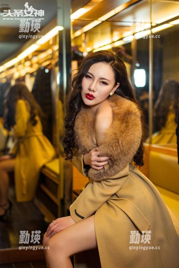 TouTiao头条女神 - 窥探张蓝欣的办公室，免费的图片让人忍不住想多看几眼。