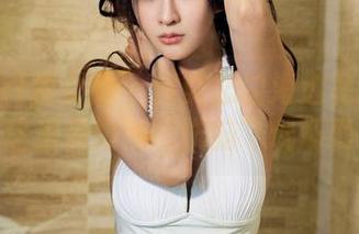 TuiGirl推女郎 – 何奕恋的海边私拍：我想这里是她的“洗脑”现场吧！