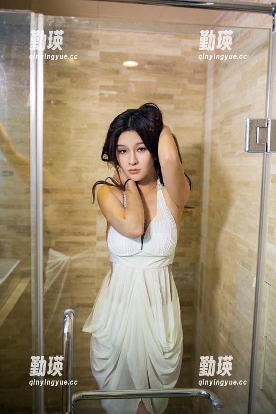 TuiGirl推女郎 - 何奕恋的海边私拍：我想这里是她的“洗脑”现场吧！