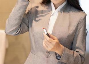 Xiuren秀人网 – 小逗逗的美图精选，透明不是一切，但她却让你看到了另一种可能。