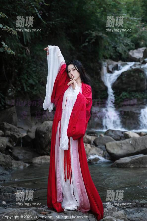 Xiuren秀人网 - 林乐一夏日写真，问问你，这种图片是不是得烧烧钱包？