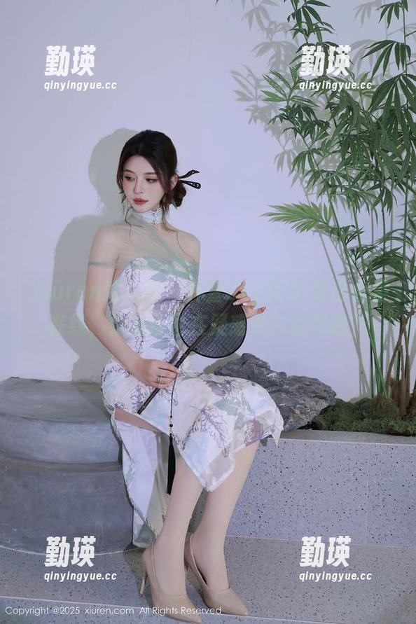 Xiuren秀人网 - 梓萱Crystal黑白合集在线，你是否也在疑惑黑白的灵魂？