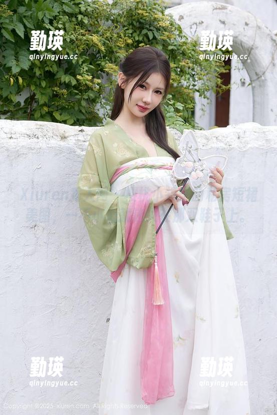 Xiuren秀人网 - 樱桃小犊子的私房短裙美图，一不小心就迷失在那双鞋子上。