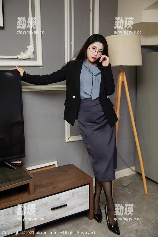 Xiuren秀人网 - 萝莉悠悠酱带来的全套妹妹，图包里藏着谁的心事，我倒想知道啊。