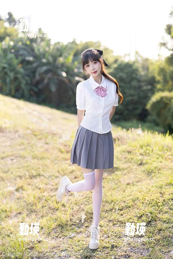 Xiuren秀人网 - 赵万灵的新泳池写真集，谁说水里没浪花？