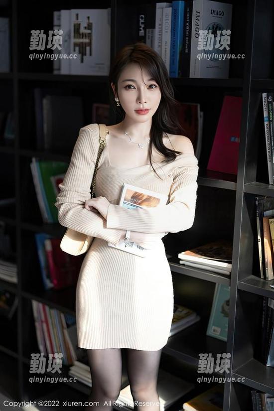 Xiuren秀人网 - 没有圣光却如此油亮，邹晶晶女王的套图让你整个人都轻飘飘的。