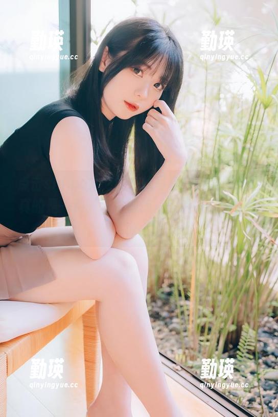 点击shimo霜月的在线写真，她的阿米娅真的是一种‘乌龙服饰’般的吸引啊，哈哈。