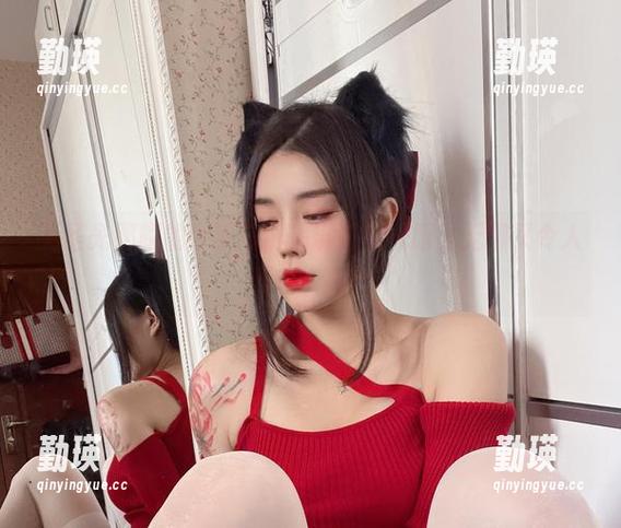 无圣光照耀的今汐与琳琅满目的礼服，无聊又令人眼前一亮！