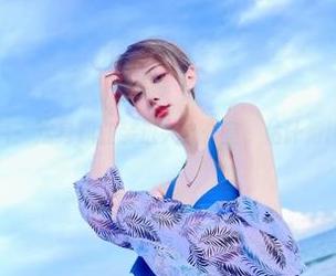 啾小妍图片：这身职业装进入办公室，估计得比较小心了