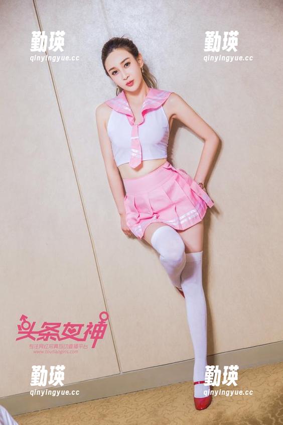 头条女神 - 刘瑾希私拍：纯白的存在感似乎抢走了焦点，旁边的小猫在哪里？