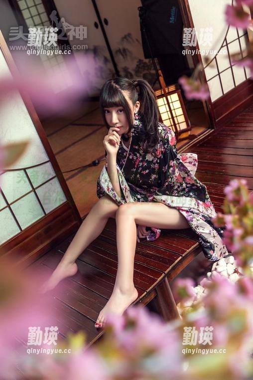 头条女神 - 无聊的时候，下载查莉娅的天台作品集，想想她在那儿的样子