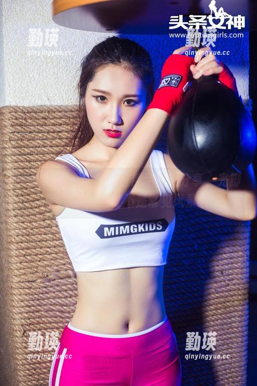 头条女神 - 申美嫣的裸足套图分享，光脚道个歉，这可不是常见风景哦