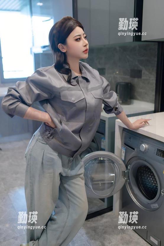 看奈汐酱Nice的短裤美图，分享的内容太让人想抢镜，竟然传递了这一股清凉感。