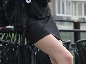 异思趣向 – 小婕与包臀裙，成就了一张高清壁纸的传奇