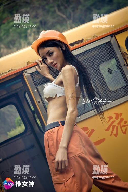 推女神 - 伍月yuer的海边图库：下载后，你也能假装在度假！
