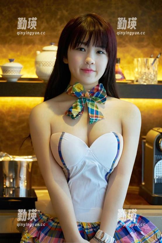 推女郎 - 沙子红裙在线写真：谁说沙滩不能有个小心机？