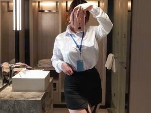 无颜小天使wy在粉色的海洋里翱翔，图包里的每一张都像是漂浮的云朵！