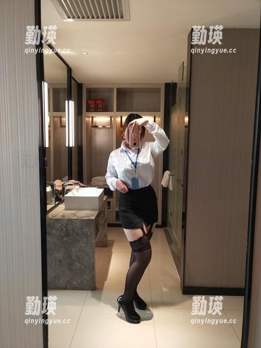 无颜小天使wy在粉色的海洋里翱翔，图包里的每一张都像是漂浮的云朵！