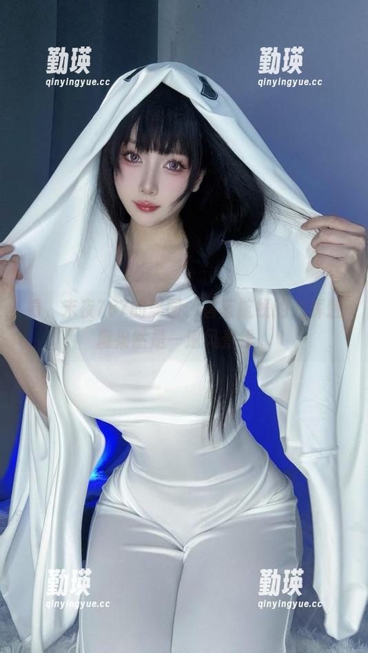 看，末夜787的美图，碧蓝航线的光辉魅魔果然是一道风景线。