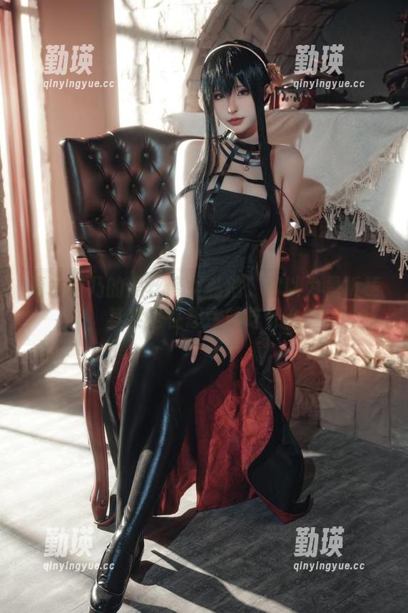 清水由乃的黑丝修女私拍：你以为是祈祷，其实是在想今晚吃什么！