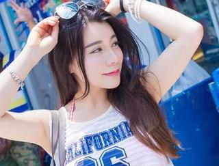 爱蜜社 – 有人在线疑问：杨紫嫣Cynthia这样穿水手服是给谁看的？