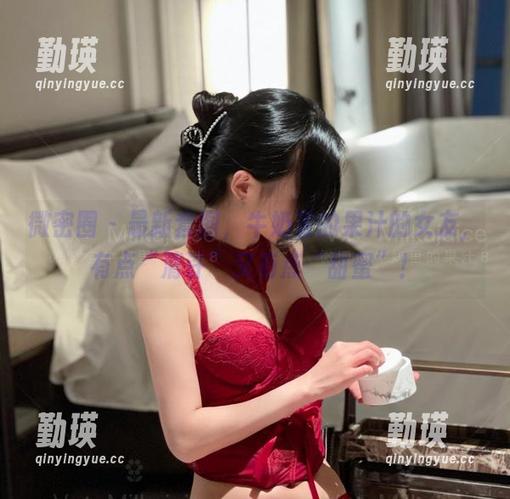 牛奶里的果汁 微密圈 - 最新套图,牛奶里的果汁的女友,有点“清许”又有点“甜蜜”!