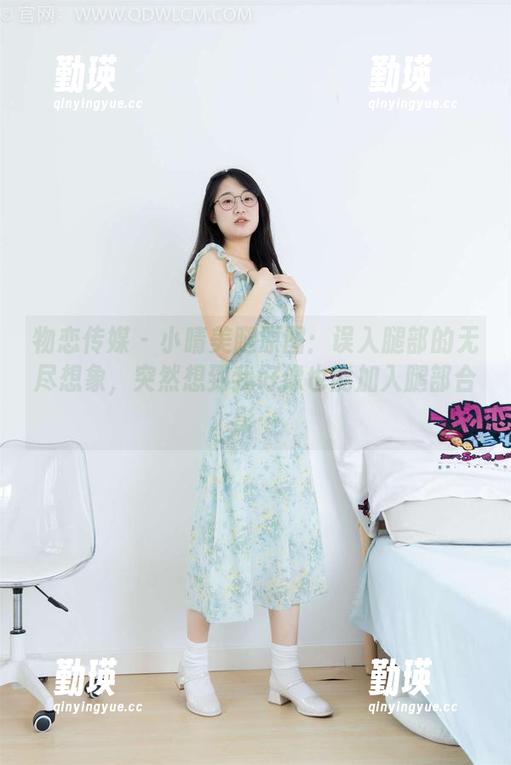 物恋传媒 - 小晴美腿原图：误入腿部的无尽想象，突然想到我好像也能加入腿部合影…