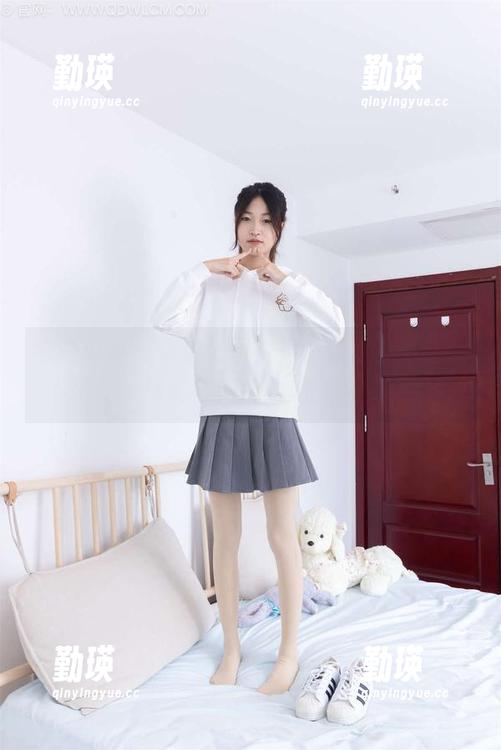 物恋传媒 - 看这张图片，小谷居然把白冰丝袜玩得如此回味无穷。