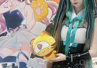 “狐玖玖”的短裤cos，谁需要上衣啊？