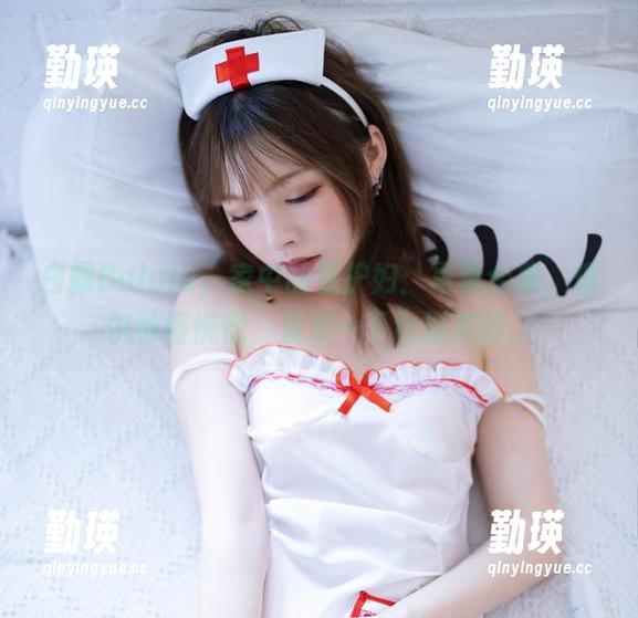 白露Bululu，家中的看护妇：写真合集，偶尔神情恍惚，发呆一下也挺美的。