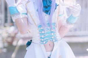 百合欧皇子+礼服=美图无敌，随便一张手机下载下来的照片都能拿去参加摄影比赛。