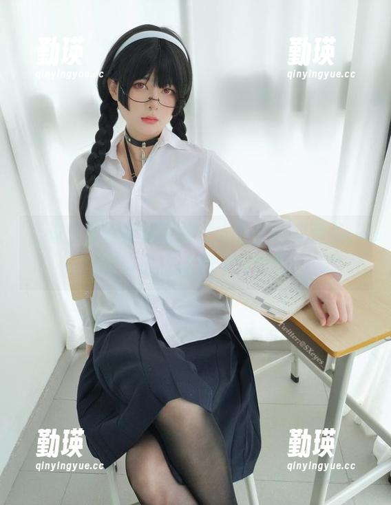 合辑分享：眼酱大魔王w的上班前道具，自拍事前准备都不简单啊！