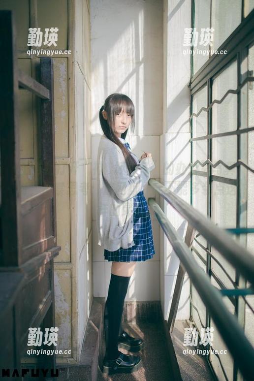 正当我打开“神楽坂真冬”的办公室写真时，不禁思考：这网盘，能不能多装点这样的灵感？