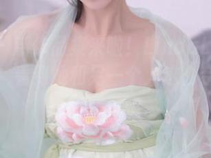 秀人网 – 新作品集来啦！LindaLinda双人搭配，看到她和另一个人这么亲密，我一度想多了。