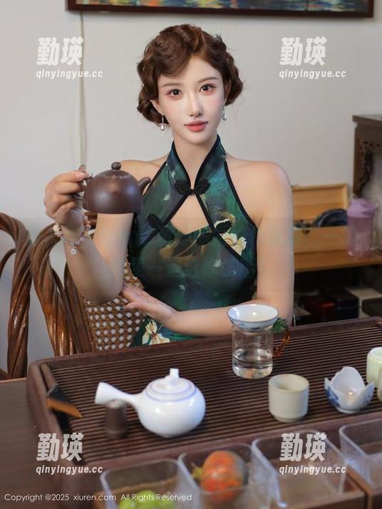 秀人网 - tina_甜仔的婚纱作品集，一边拍照一边给你发糖！