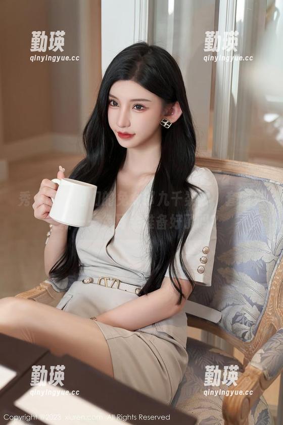 秀人网 - 咱们的兔女郎九千柒柒，套图更新——兔耳朵准备好了吗？