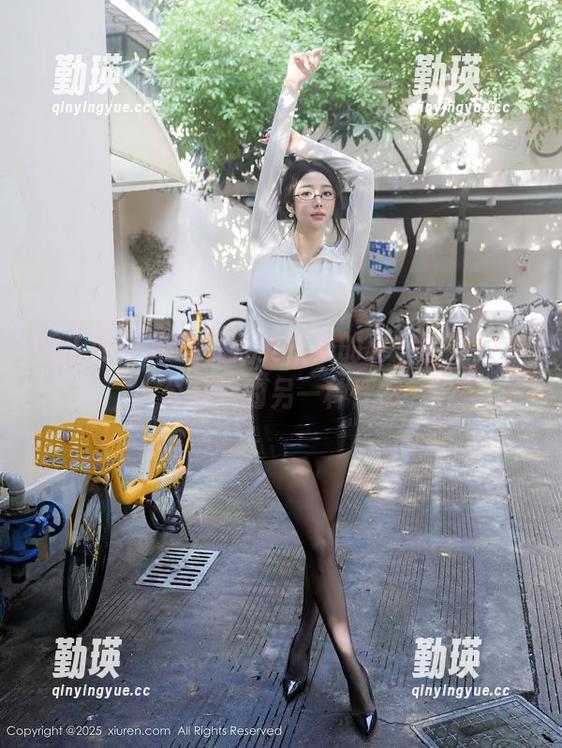 秀人网 - 姗姗就打奥特曼的秘书图集，办公室里的另一种怦然