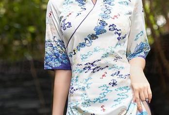 秀人网 – 安静的居家女友？不，糯美子mini私拍图集里白色吊带撩拨着心弦。