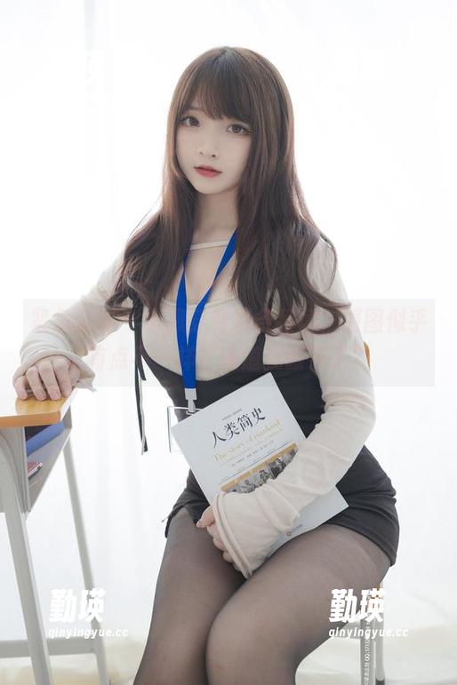紧急企划 - 小恩穿着那条红裙，原图似乎有点不一样？难道我眼花了？