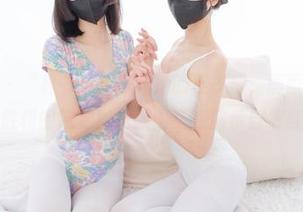 紧急企划 – “林书辞在摆弄她的连衣裙，画面感立马给我一种胜利的笃定！”原图正在展示自信与优雅。