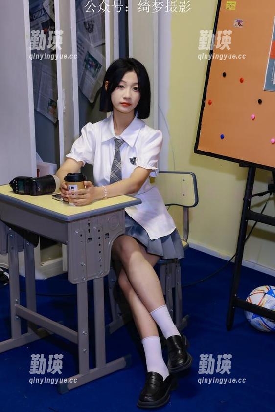 绮梦摄影 - 章章的白丝写真集，唉，我这是被无意识滑过去的吧？