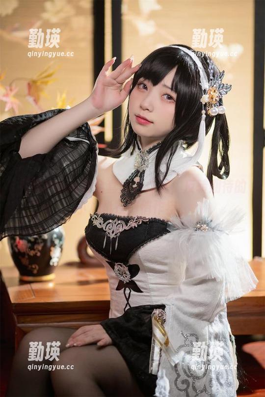 花铃Hana的全套黑色作品，反转期待的小心机在悄悄作祟。