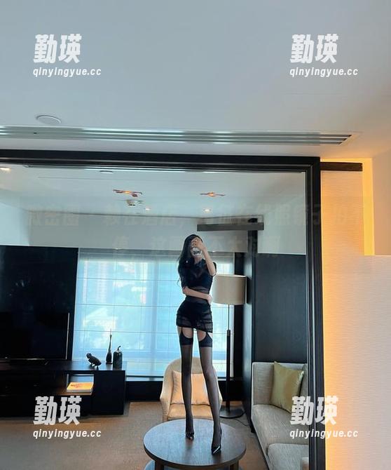 微密圈 - 赖在酒店，葛征在线照镜子拍不停，这画面不太对啊